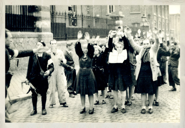 Arrestation de femmes tondues par des résistants à Charleroi le 4 septembre 1944